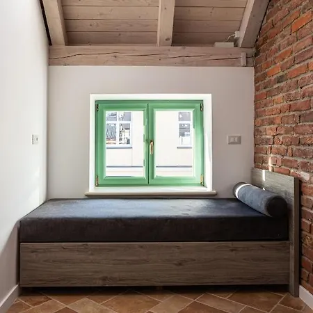 Oysters & Bubbles Gastro Hotel. Rynok Square 호텔