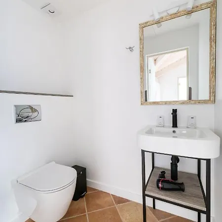 Oysters & Bubbles Gastro Hotel. Rynok Square 리비프