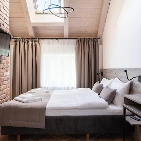 Oysters & Bubbles Gastro Hotel. Rynok Square * 리비프