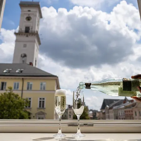 Oysters & Bubbles Gastro Hotel. Rynok Square 호텔