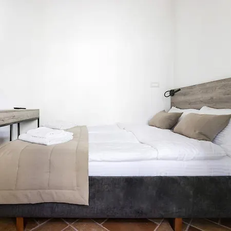 Oysters & Bubbles Gastro Hotel. Rynok Square 호텔