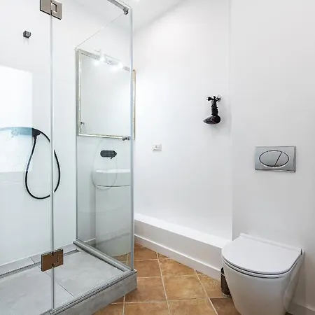 Oysters & Bubbles Gastro Hotel. Rynok Square 호텔 *