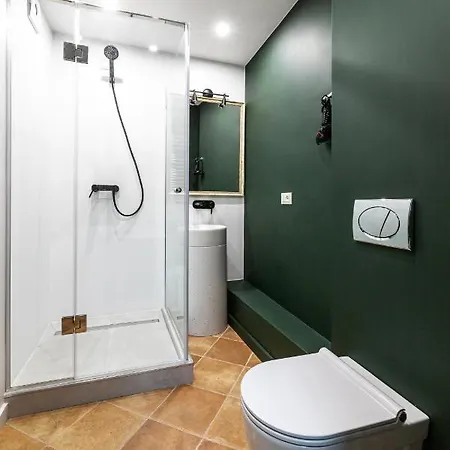 Oysters & Bubbles Gastro Hotel. Rynok Square 호텔 *