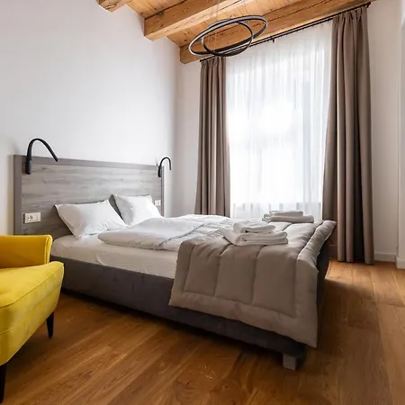 Oysters & Bubbles Gastro Hotel. Rynok Square 리비프