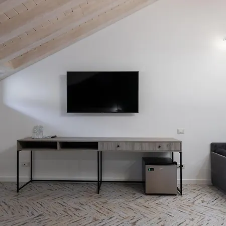 Oysters & Bubbles Gastro Hotel. Rynok Square