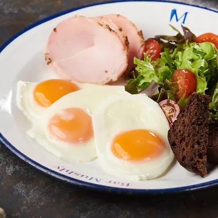 Oysters & Bubbles Gastro Hotel. Rynok Square * 리비프