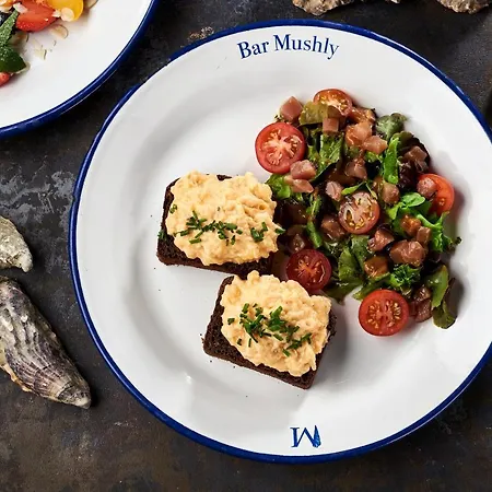 Oysters & Bubbles Gastro Hotel. Rynok Square *