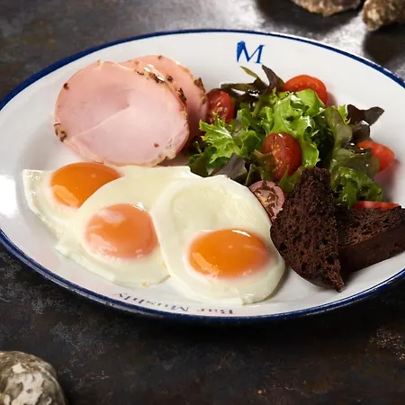 Oysters & Bubbles Gastro Hotel. Rynok Square 호텔