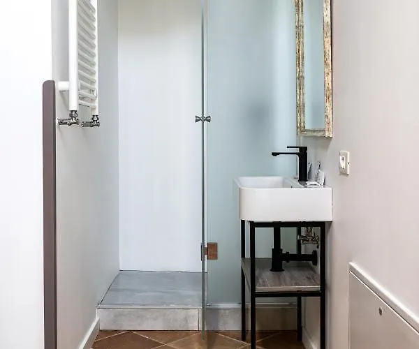 Oysters & Bubbles Gastro Hotel. Rynok Square Hotel