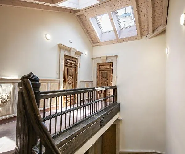 Oysters & Bubbles Gastro Hotel. Rynok Square