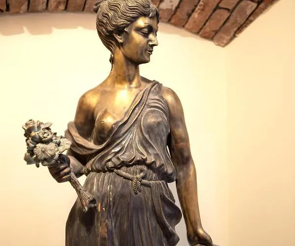 Oysters & Bubbles Gastro Hotel. Rynok Square