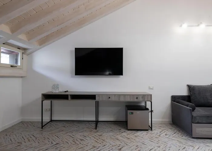 Oysters & Bubbles Gastro Hotel. Rynok Square