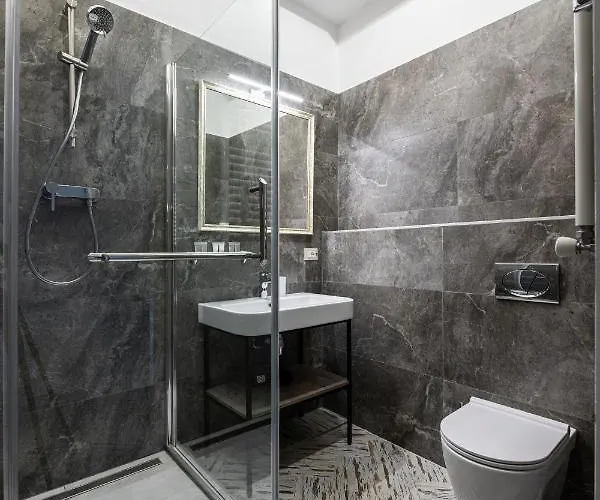 Oysters & Bubbles Gastro Hotel. Rynok Square Hotel *