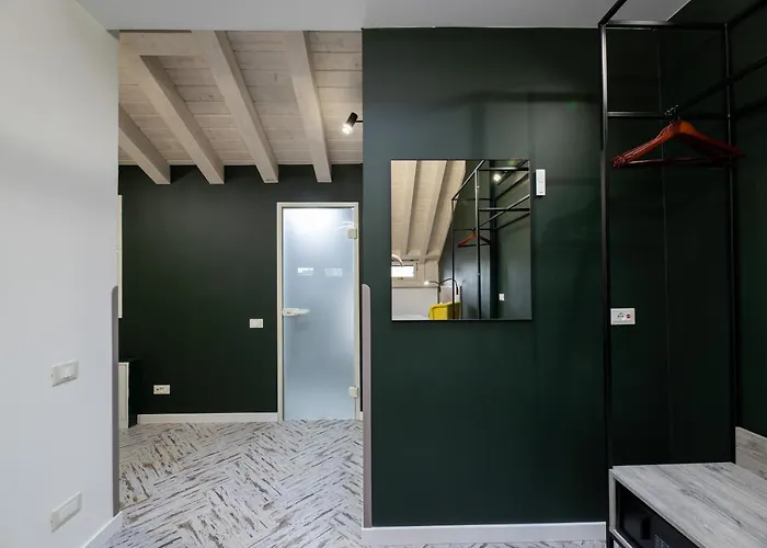 Oysters & Bubbles Gastro Hotel. Rynok Square *